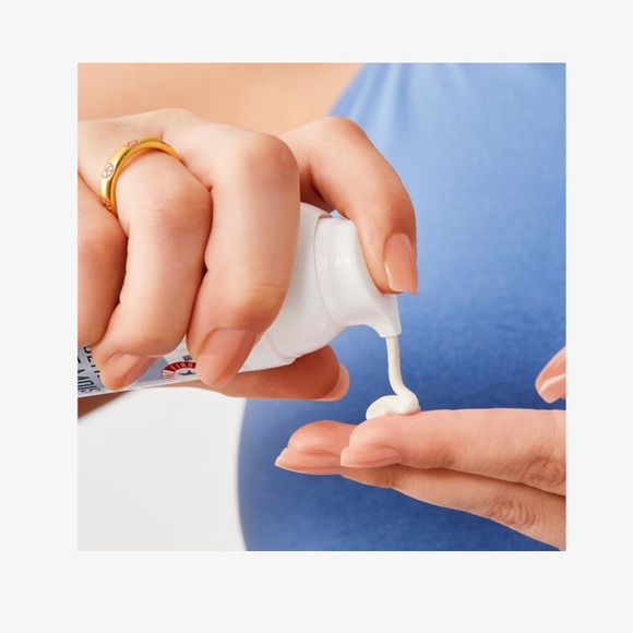 First Aid Beauty ultra repair face moisturizer with sunscreen - Picture 8 of 10